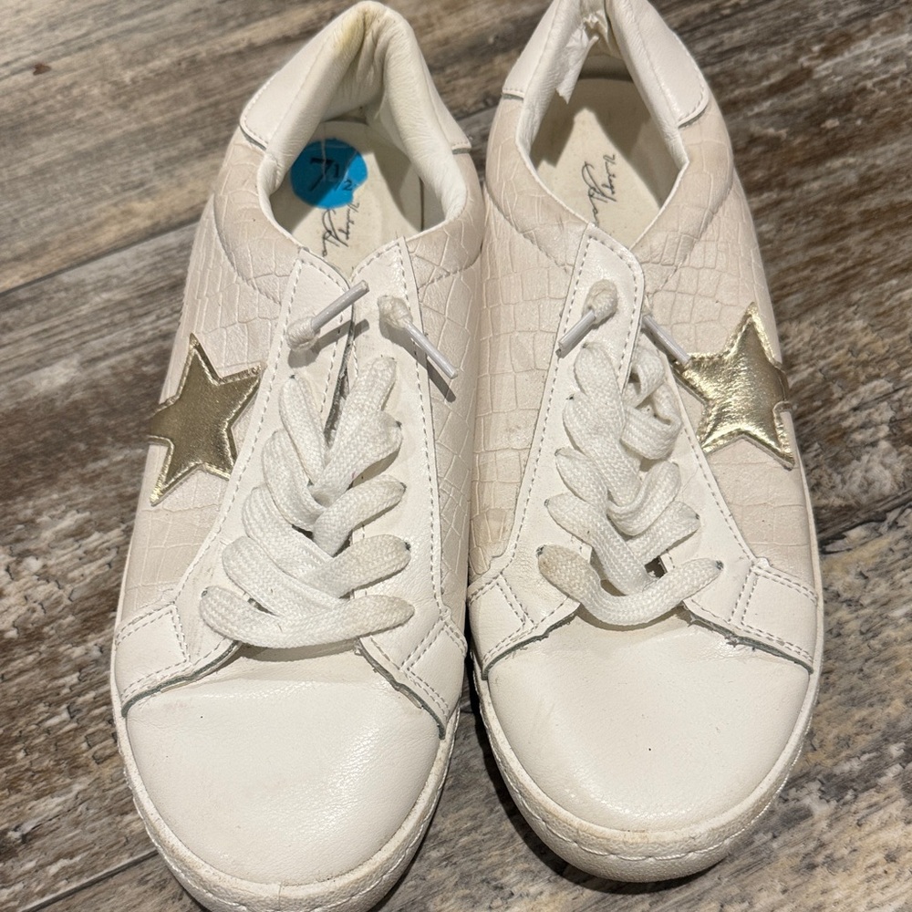 Vintage America White Sneakers with Gold Star